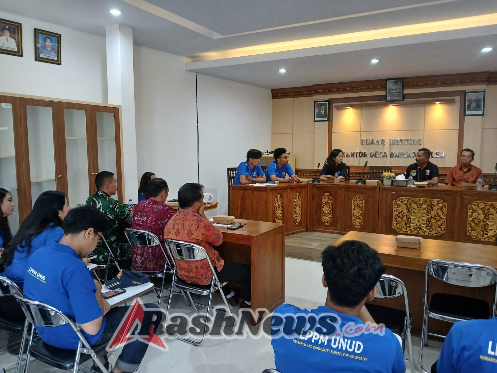 Babinsa Desa Batuan Kaler Hadiri Penerimaan 16 Mahasiswa KKN Udayana Periode XXXI