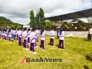 Babinsa dan Bhabinkamtibmas Lenangguar Kompak Latih Paskibraka Jelang HUT ke-80 RI