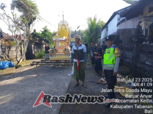 Bhabinkamtibmas Desa Banjar Anyar.2 Melaksanakan Pengamanan Upacara Pitra Yadnya (Ngaben).