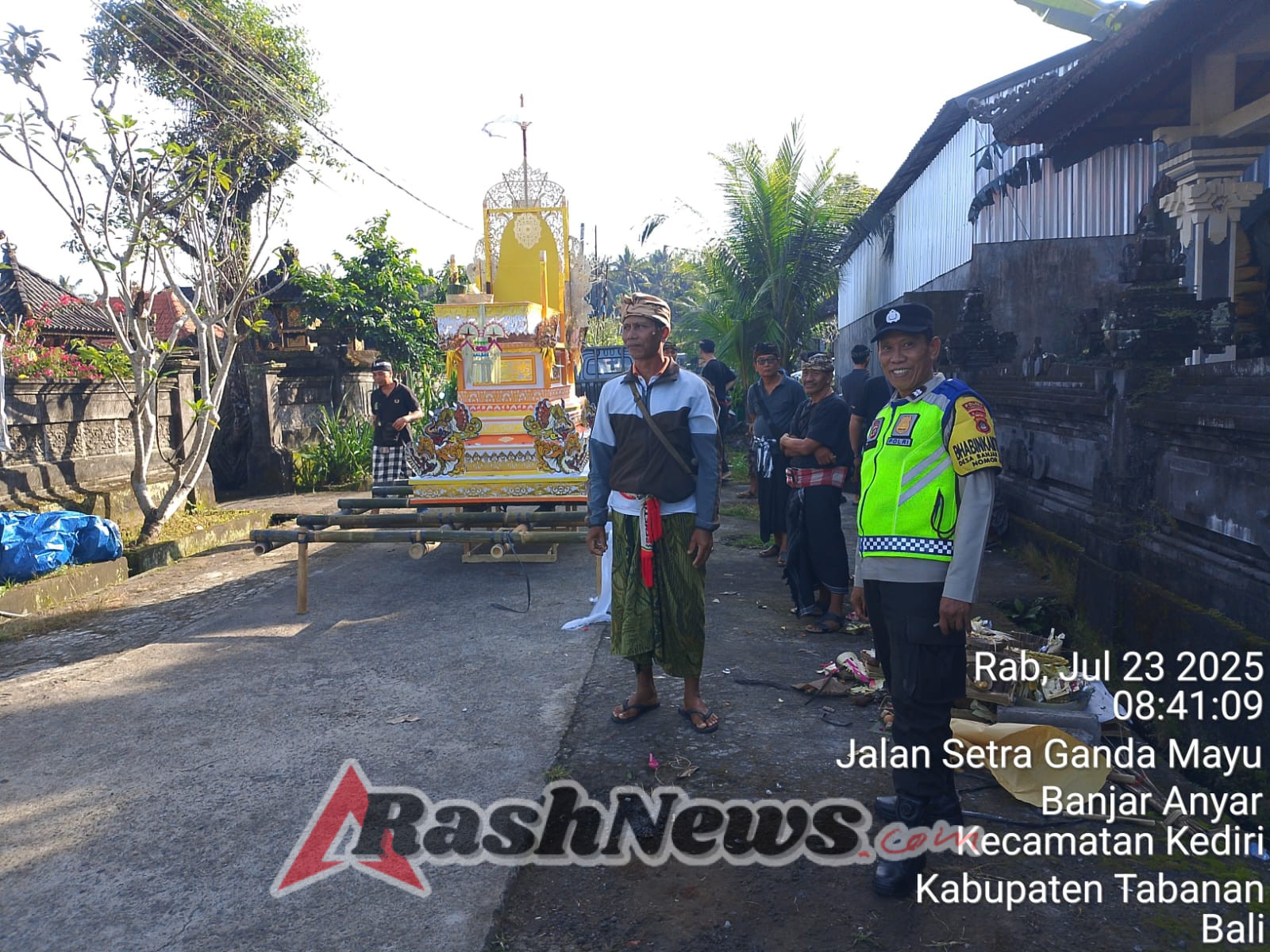 Bhabinkamtibmas Desa Banjar Anyar.2 Melaksanakan Pengamanan Upacara Pitra Yadnya (Ngaben).