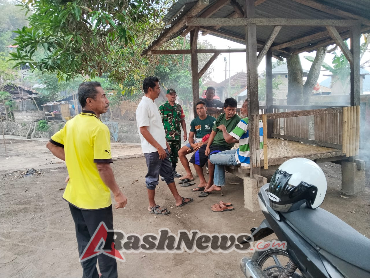 Babinsa Sertu Ersan Pererat Silaturahmi dan Keamanan di Desa Geogama