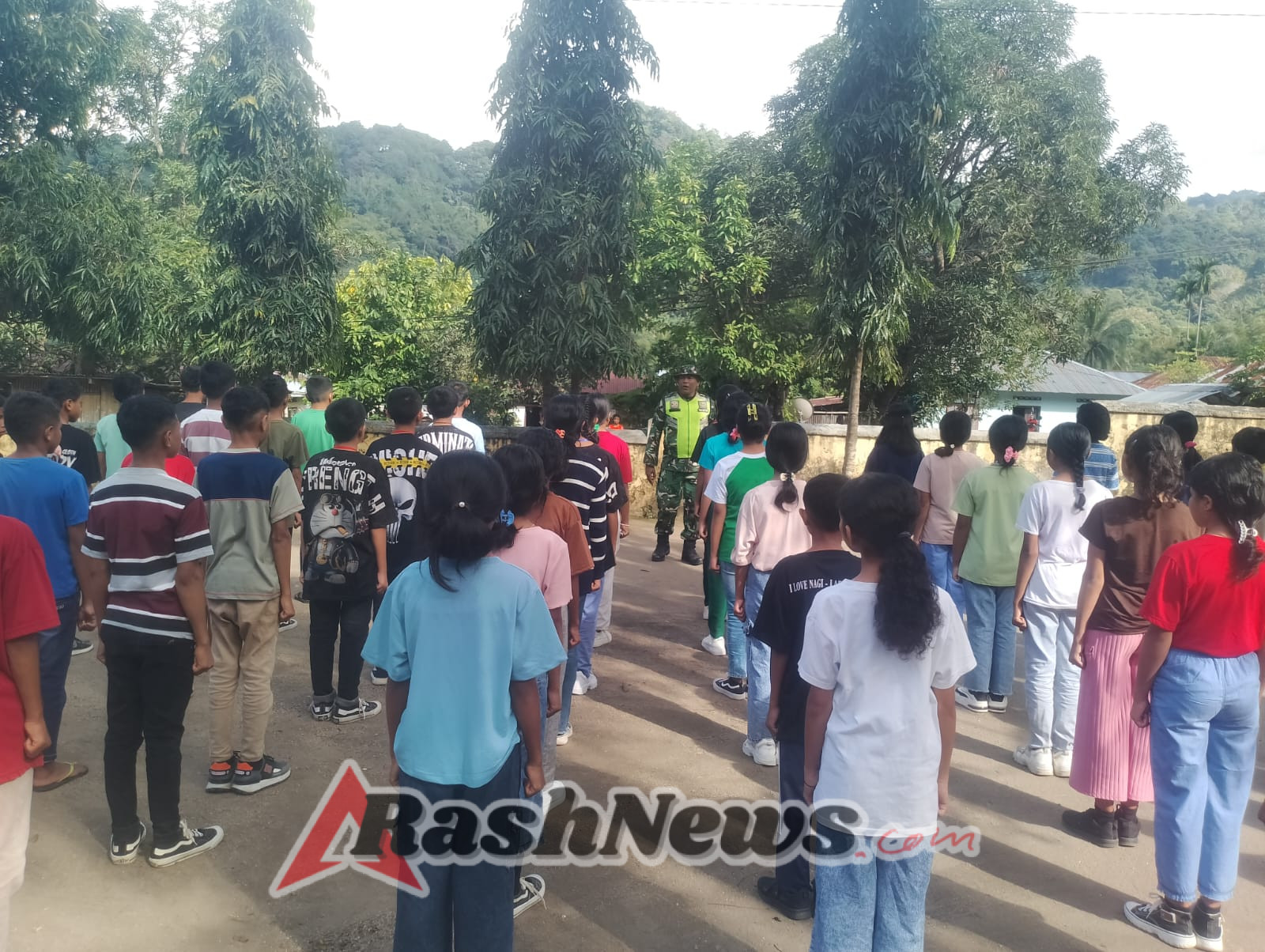 Babinsa Wolowaru Latih PBB Siswa Baru SMP Swasta Katolik Wolowaru, Tanamkan Disiplin dan Semangat Bela Negara