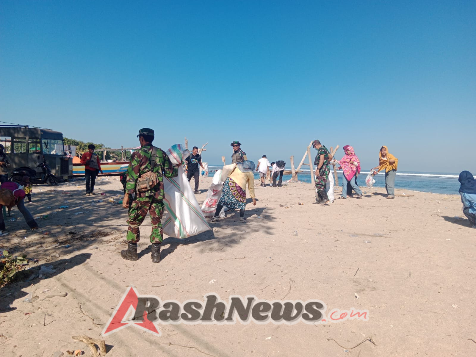 Danramil Hu’u Tegaskan Komitmen TNI Jaga Kebersihan Wisata Lakey