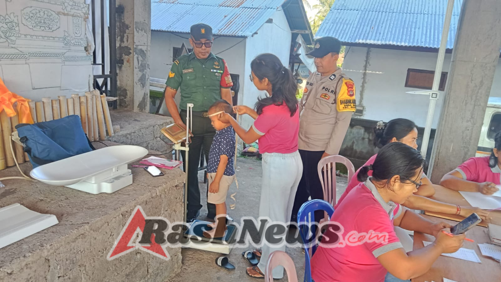 Perkuat Sinergi, Babinsa Sidan Bersama Tenaga Kesehatan Pantau Tumbuh Kembang Balita