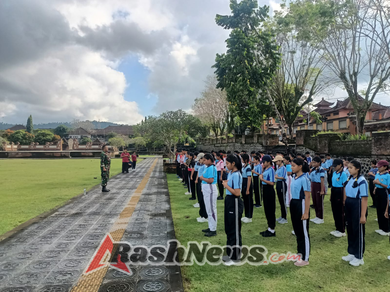 Pelajar MPLS, di latihkan PBB oleh Anggota Kodim 1623/Karangasem