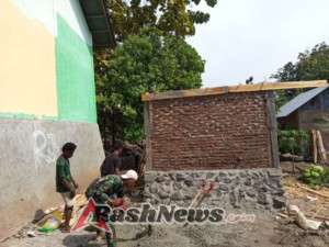 Babinsa Gotong Royong Bersama Masyarakat Bangun Bak Penampung Sumur Bor
