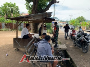 Babinsa Kodim 1602/Ende Perkuat Kemanunggalan dengan Warga Lewat Komsos di Rewarangga Selatan