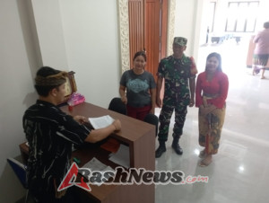 Babinsa dan Aparat Desa Pejeng Kawal Penyaluran Beras Bantuan untuk Warga Kurang Mampu