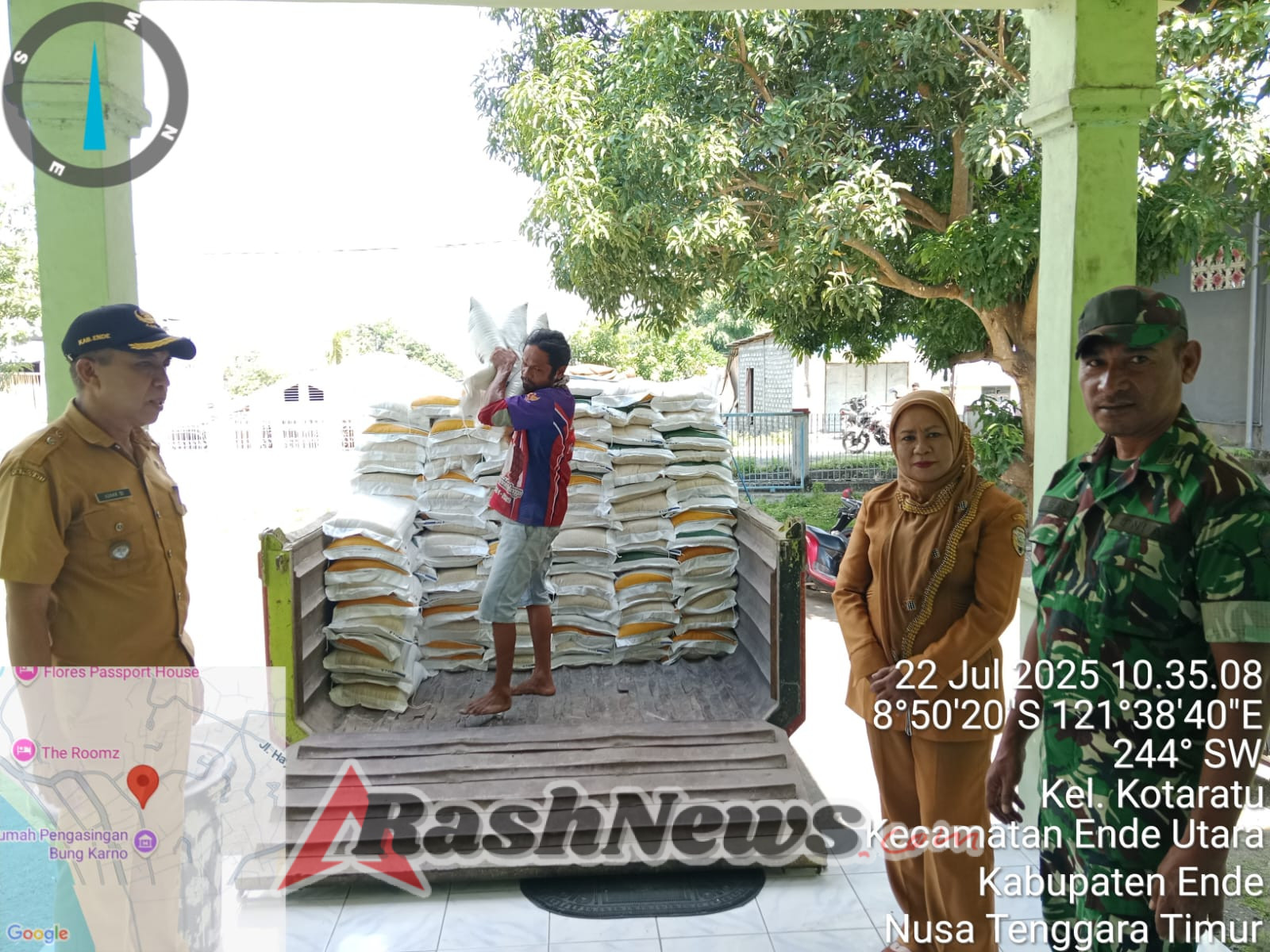 Babinsa Kodim 1602/Ende Amankan Penyaluran Bantuan Beras di Kecamatan Ende Utara