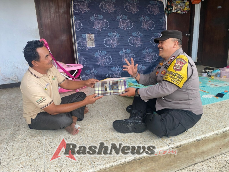 Bhabinkamtibmas Desa Singakerta Bagikan Sarkon Kepada Tokoh Masyarakat