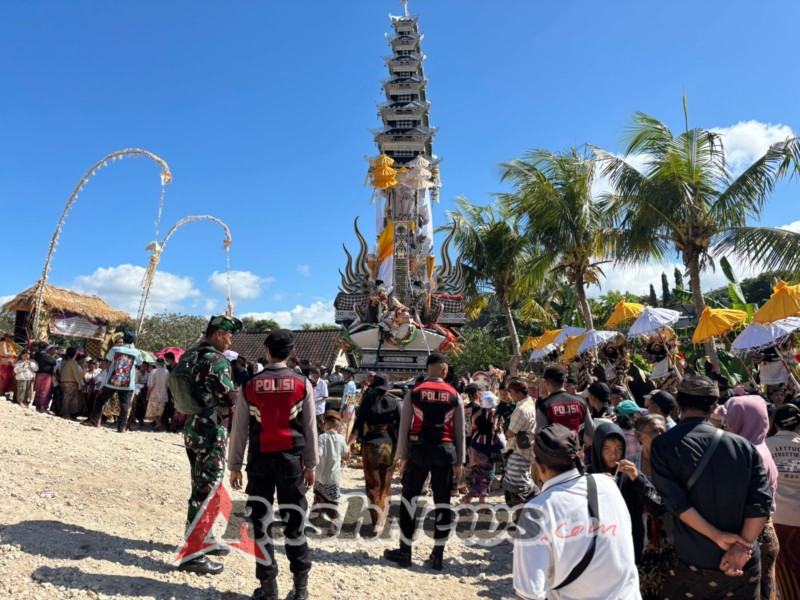 Babinsa Batukandik Pastikan Ngaben Masal Aman dengan Pengamanan Optimal