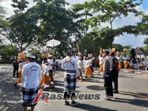 Sat Lantas Polres Klungkung Sinergi Unit Samapta Polsek Dawan Atensi Keagamaan di Pura Goa Lawah.