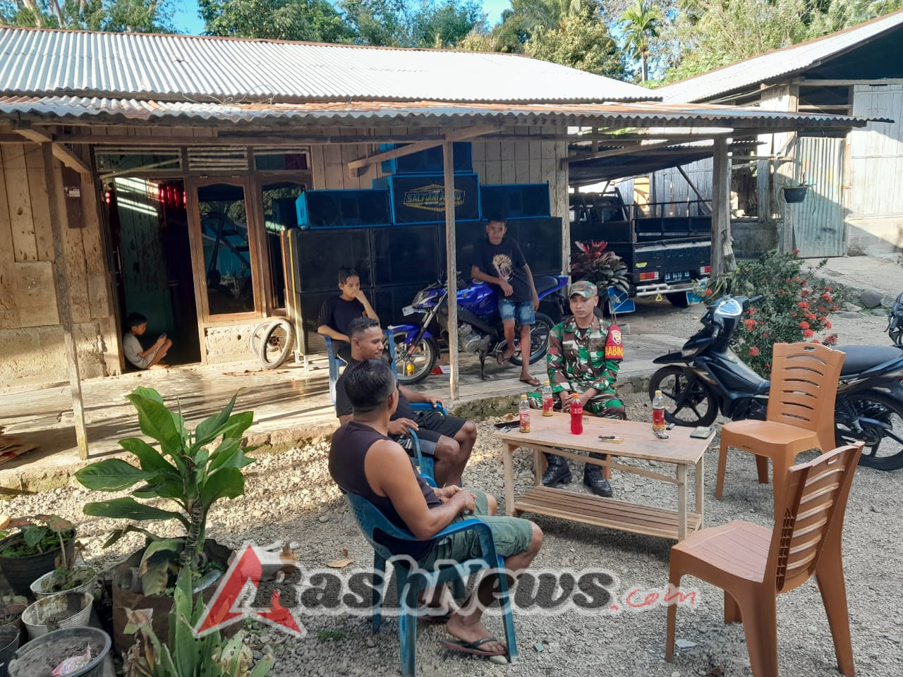 Kodim 1602/Ende Perkokoh Kemanunggalan TNI-Rakyat Lewat Komsos di Desa Fataatu