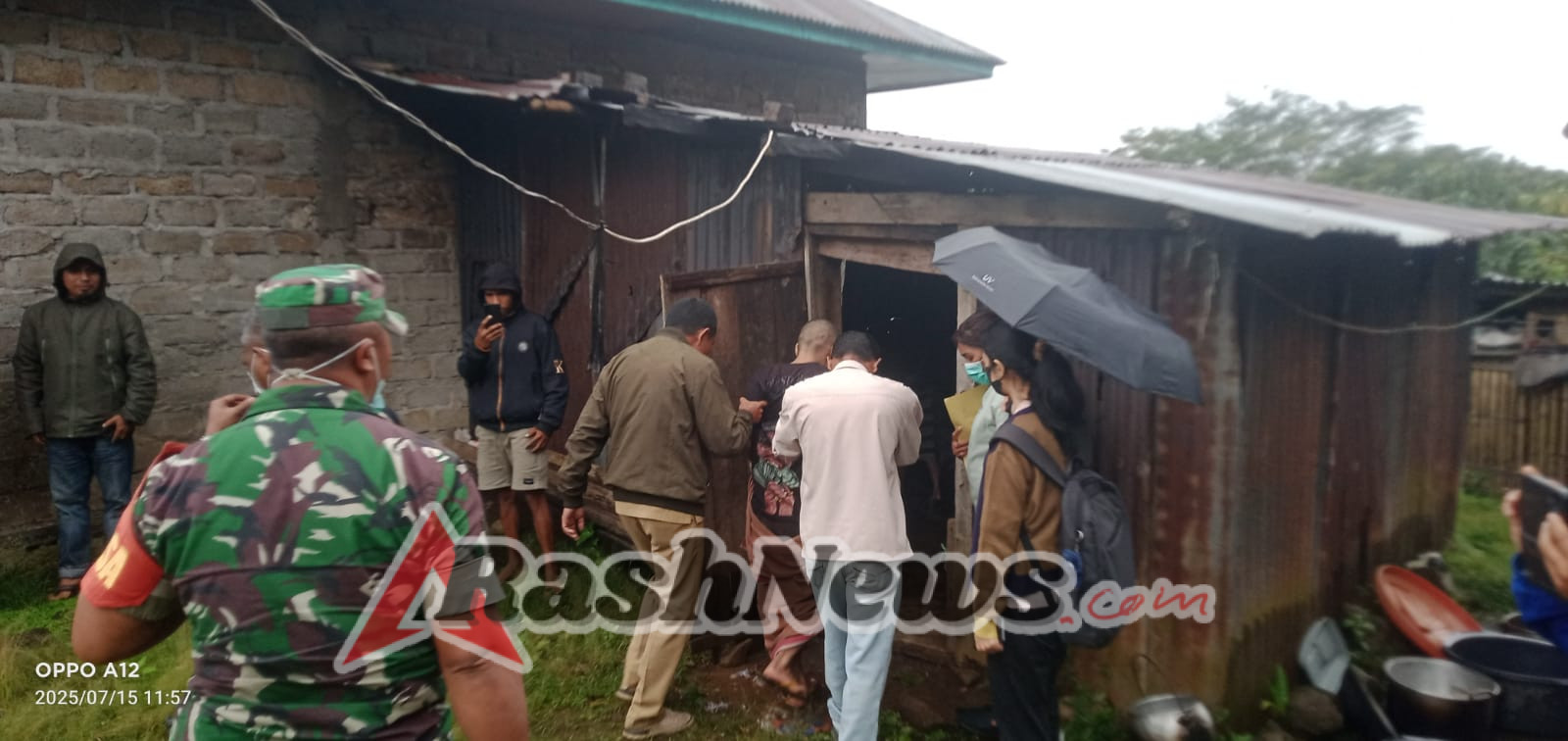 Babinsa Koramil 1612-07/Satar Mese Turut Bantu Lepas Pasung Pasien ODGJ di Desa Kole