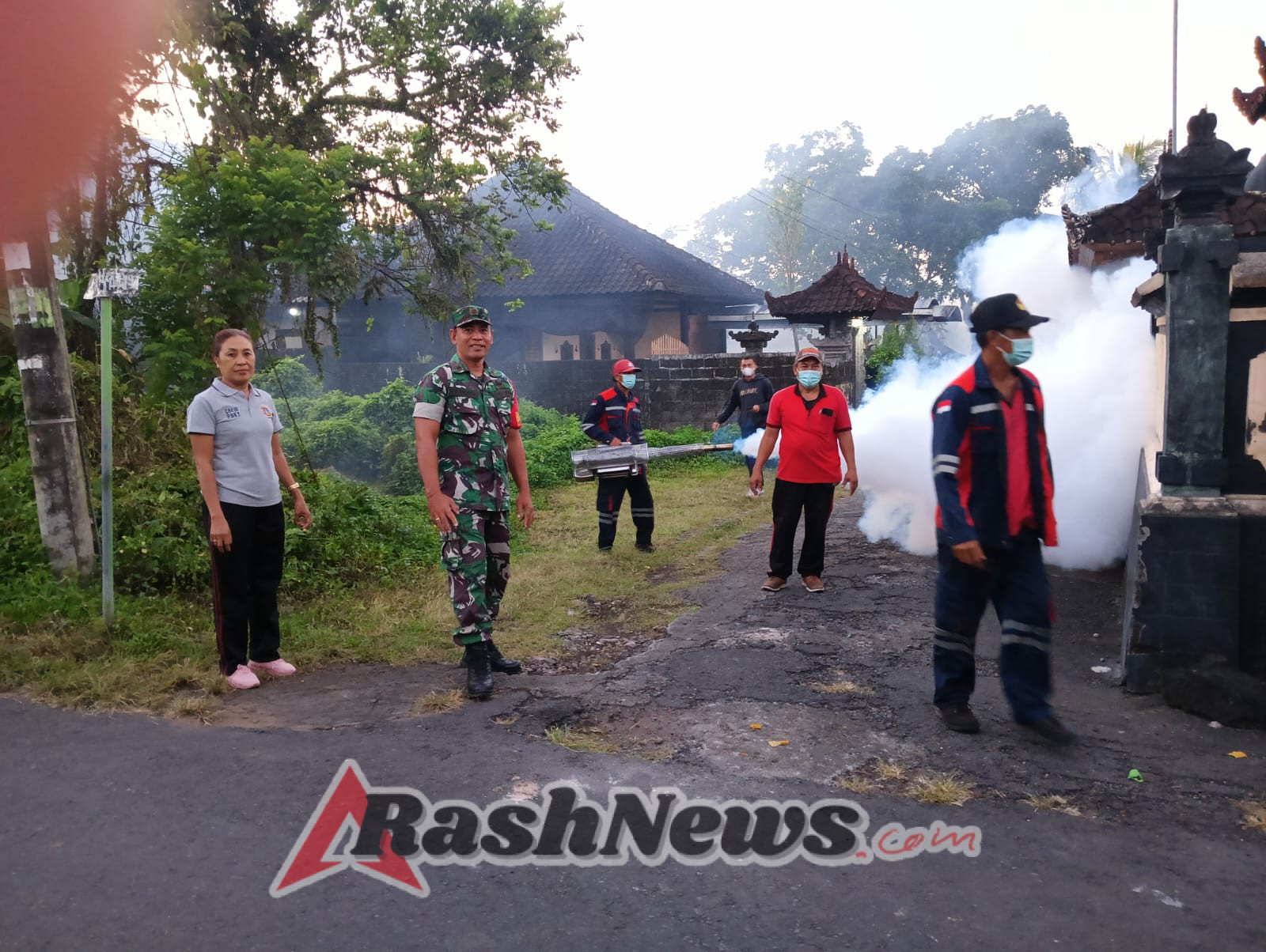 Kurangi populasi nyamuk Aedes Aegypti, Babinsa 1623-01/Karangasem kawal pelaksanaan foging.