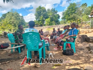 Babinsa Koramil 1618-03/Insut Bersama Masyarakat Laksanakan Komsos Bahas Dukungan Program Desa dan Keamanan Lingkungan