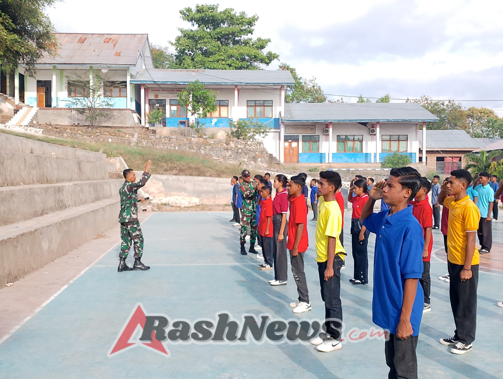 Bangun Karakter Siswa Baru, Babinsa Latih Baris Berbaris di Nubatukan