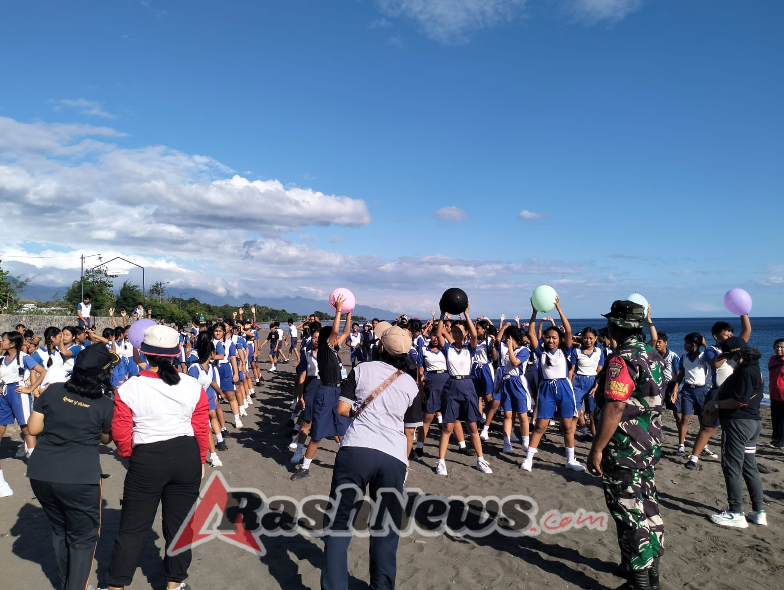 Semarak HUT ke-29, Ratusan Siswa SMPN 4 Seririt Gelar Aksi Bersih Pantai Lokapaksa