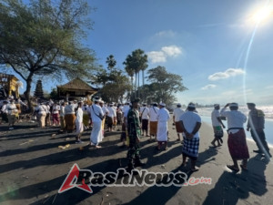 Perkuat Kearifan Lokal, Babinsa Saba Hadiri dan Amankan Prosesi Adat di Pantai