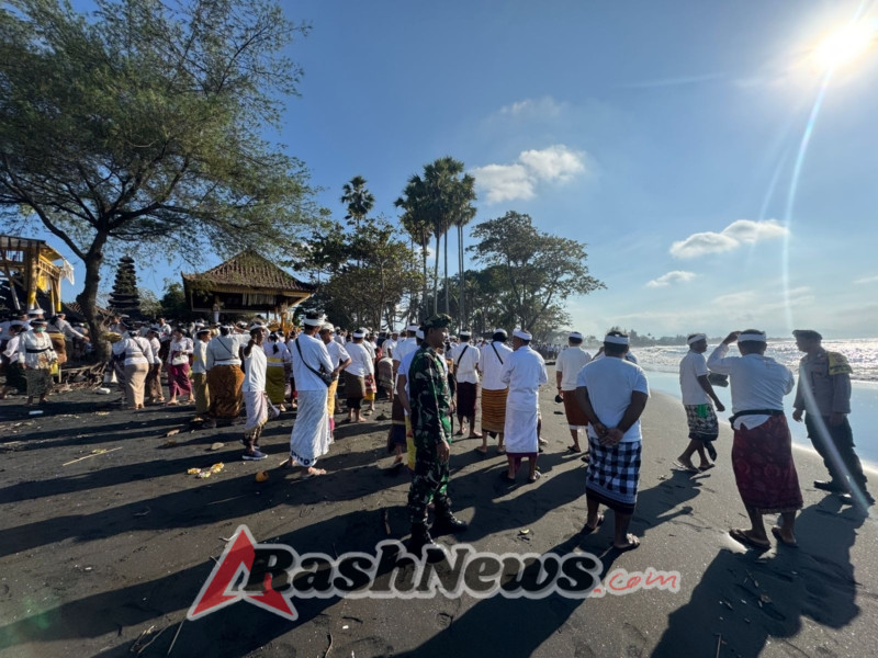 Perkuat Kearifan Lokal, Babinsa Saba Hadiri dan Amankan Prosesi Adat di Pantai