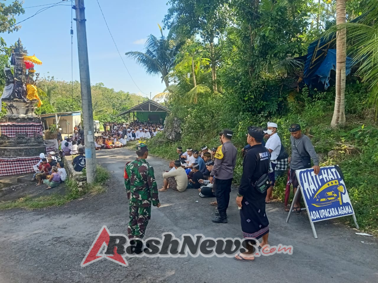 Babinsa Bersinergi Amankan Ngaben Massal di Banjar Adat Batukandik