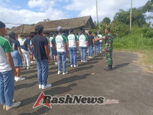 Personel Koramil 03/Tembuku Latih Baris-Berbaris di SMKN 1 Tembuku
