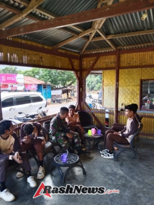 Kehadiran Babinsa di Desa Liabeke Pererat Kemanunggalan TNI-Rakyat