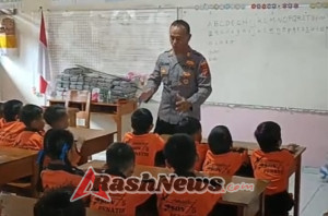 Kanit Binmas Polsek Dentim Serahkan Sarkon dan Beri Edukasi kepada Siswa SDN 5 Penatih