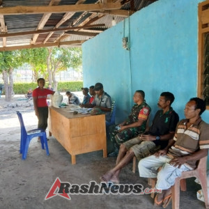 Babinsa Tanglapui Dampingi Penyaluran Bantuan Beras untuk 138 KK Warga