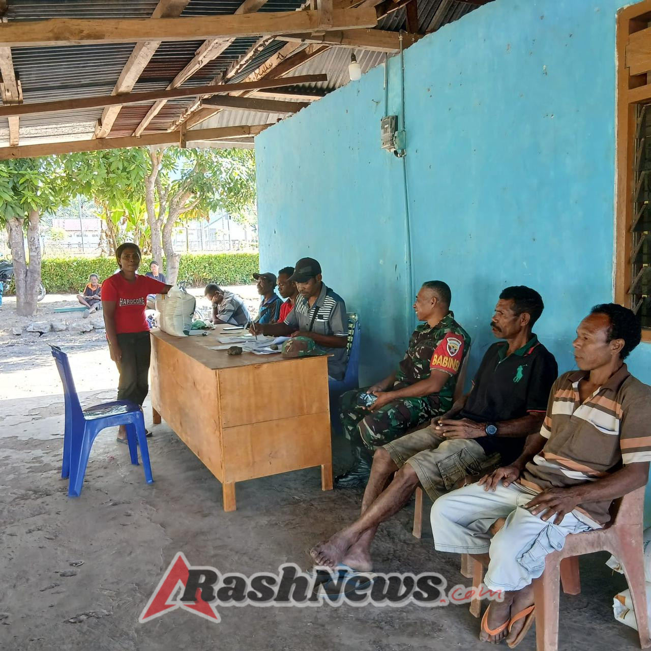 Babinsa Tanglapui Dampingi Penyaluran Bantuan Beras untuk 138 KK Warga