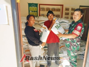Babinsa Kawal Ketat Pembagian Bantuan Beras di Desa Pengulon: Pastikan Bantuan Tepat Sasaran