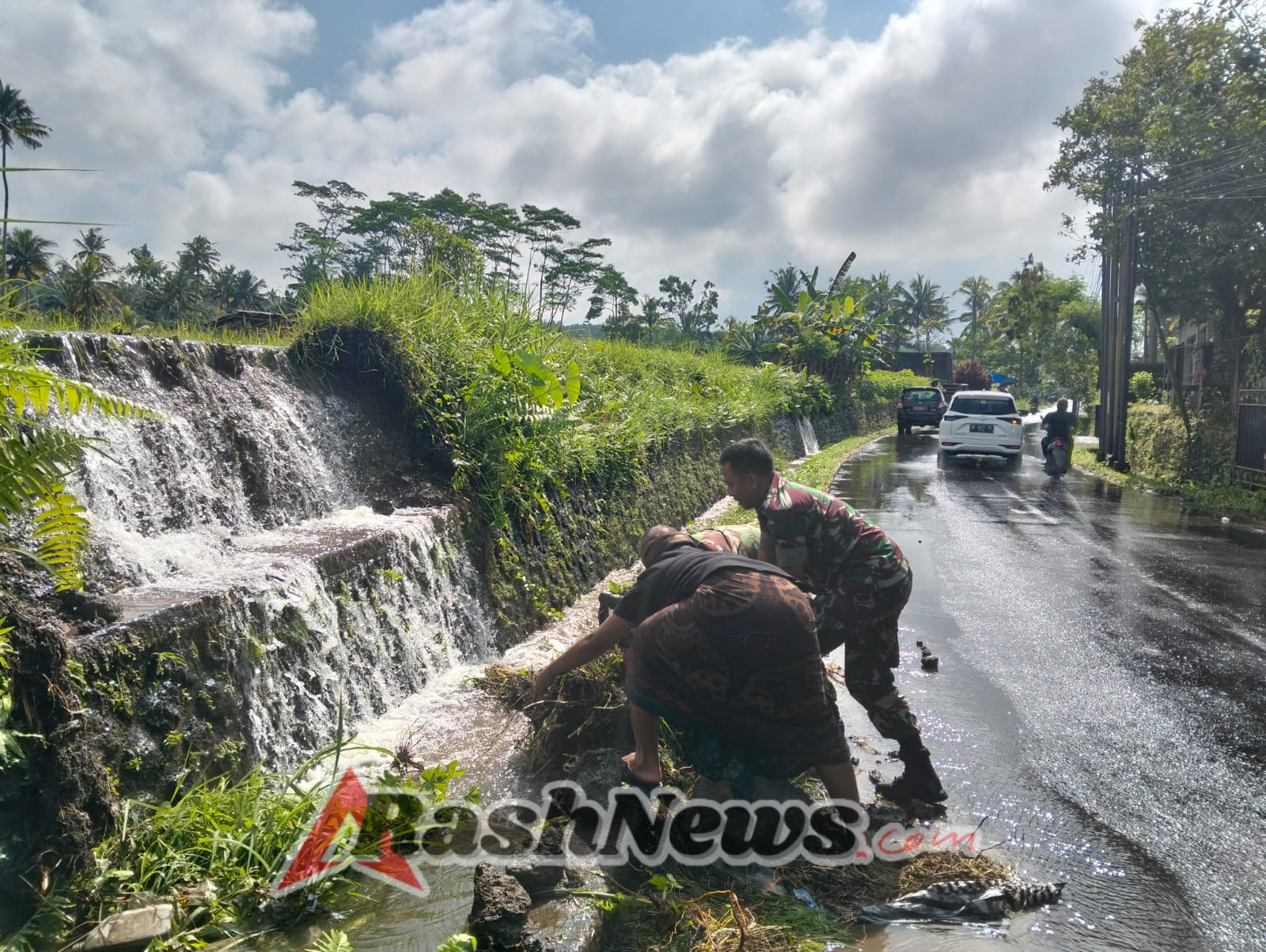 Bergerak cepat, personel Koramil 1623-07/Bebandem tangani material longsor di pinggir Jln. Kuncara Giri.