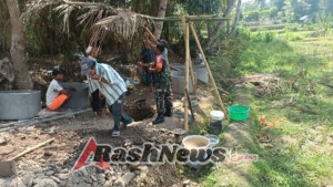 Jalin Kedekatan Emosional, Babinsa Bantu Gali Tanah Untuk Sumur