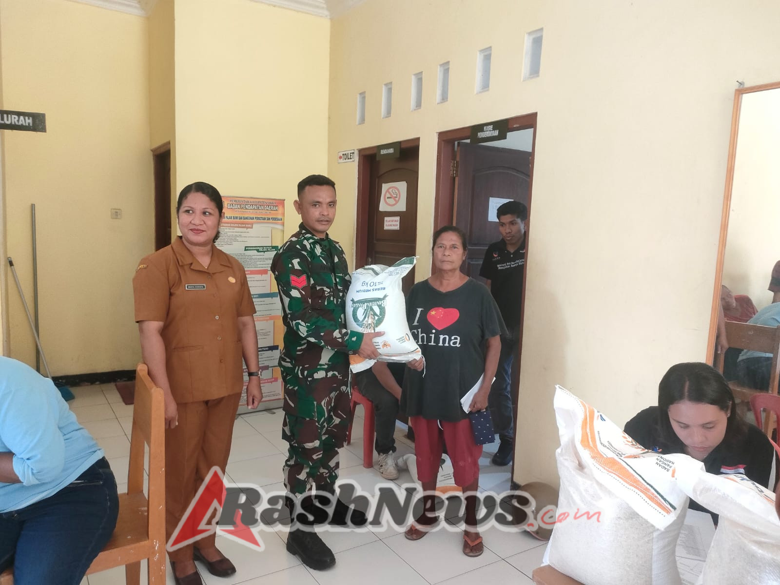 Pembagian Bantuan Beras di Kelurahan Nangameting Berjalan Lancar, Babinsa Terus Kawal.