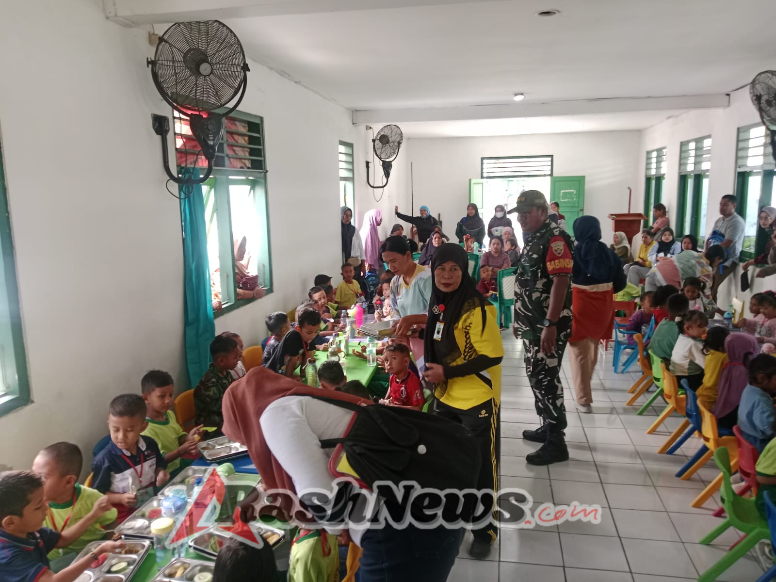Pembagian Makan Bergizi di TK Kartika VII-8, Babinsa Kodim 1602/Ende Hadir dan Mendukung