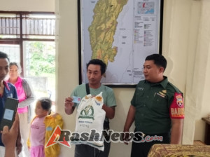 Babinsa Koramil Payangan Dampingi Warga Desa Buahan Terima Beras Bantuan Pemerintah