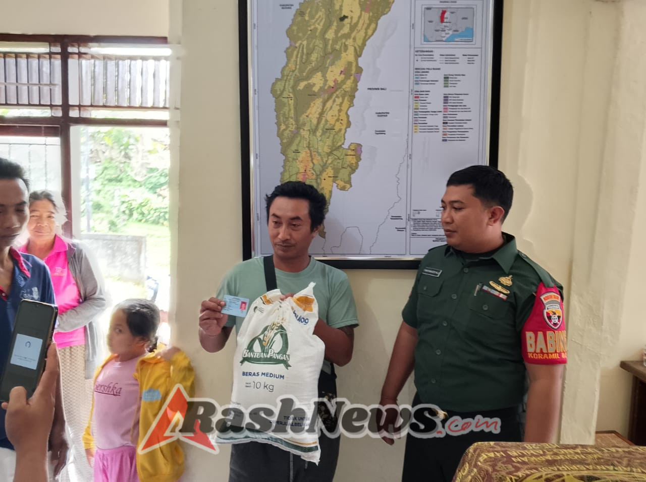 Babinsa Koramil Payangan Dampingi Warga Desa Buahan Terima Beras Bantuan Pemerintah