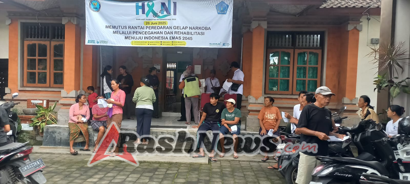 Babinsa Temesi Kawal Ketat Penyaluran Bantuan Beras CBP kepada Warga Kurang Mampu