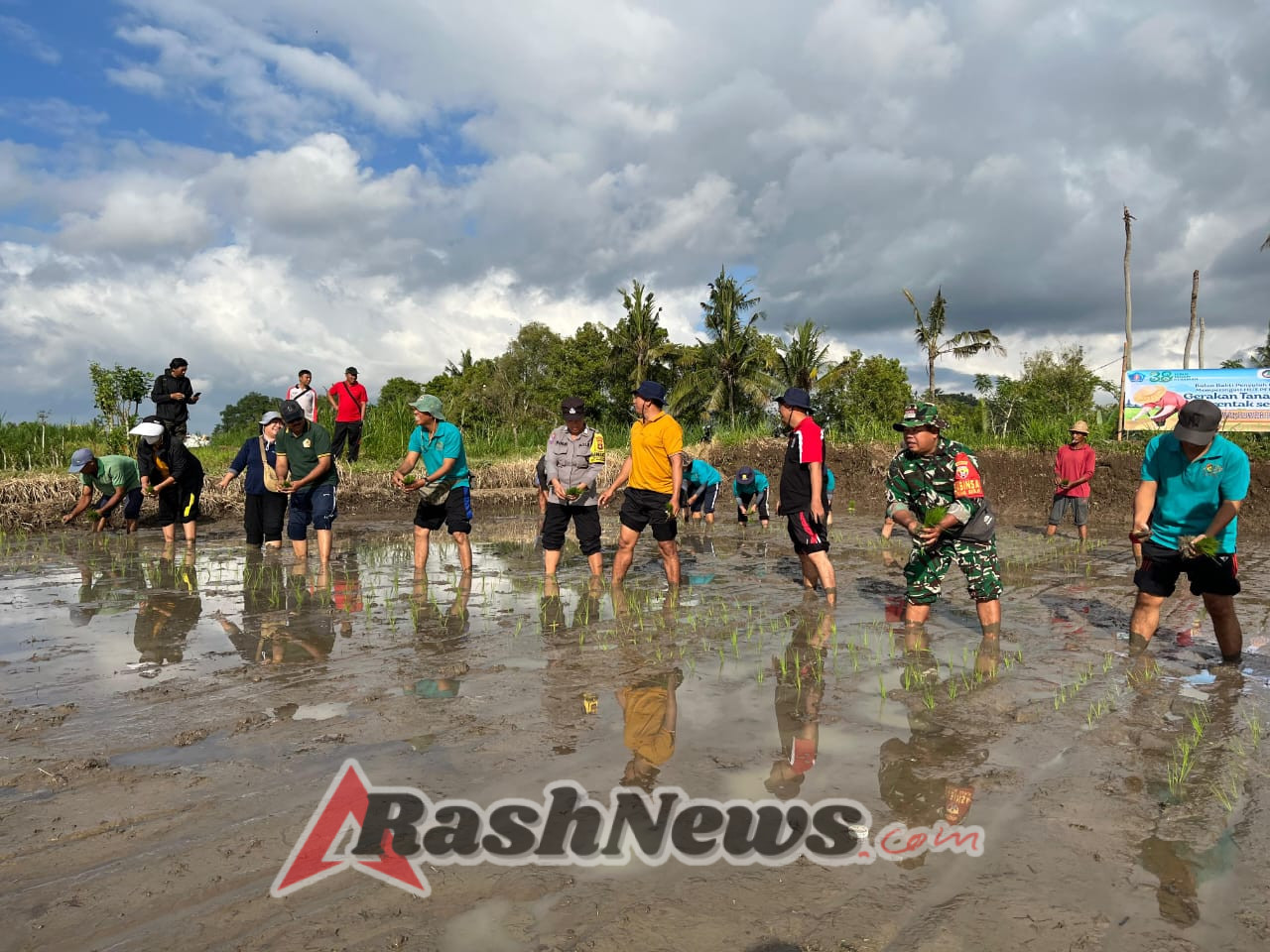 Bhabinkamtibmas Desa Getakan Hadiri Gerakan Tanam Padi Serentak di Subak Selangit, Wujud Dukungan Program Swasembada Pangan Presiden RI