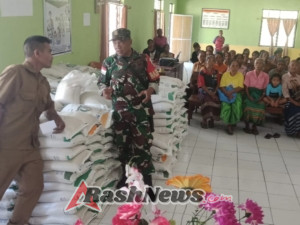 Babinsa Koramil 01/Loli Dampingi Penyaluran Beras Rawan Pangan di Desa Karekanduku