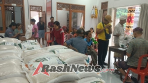 Babinsa Desa Lokasari turut amankan pendistribusian beras CPP.