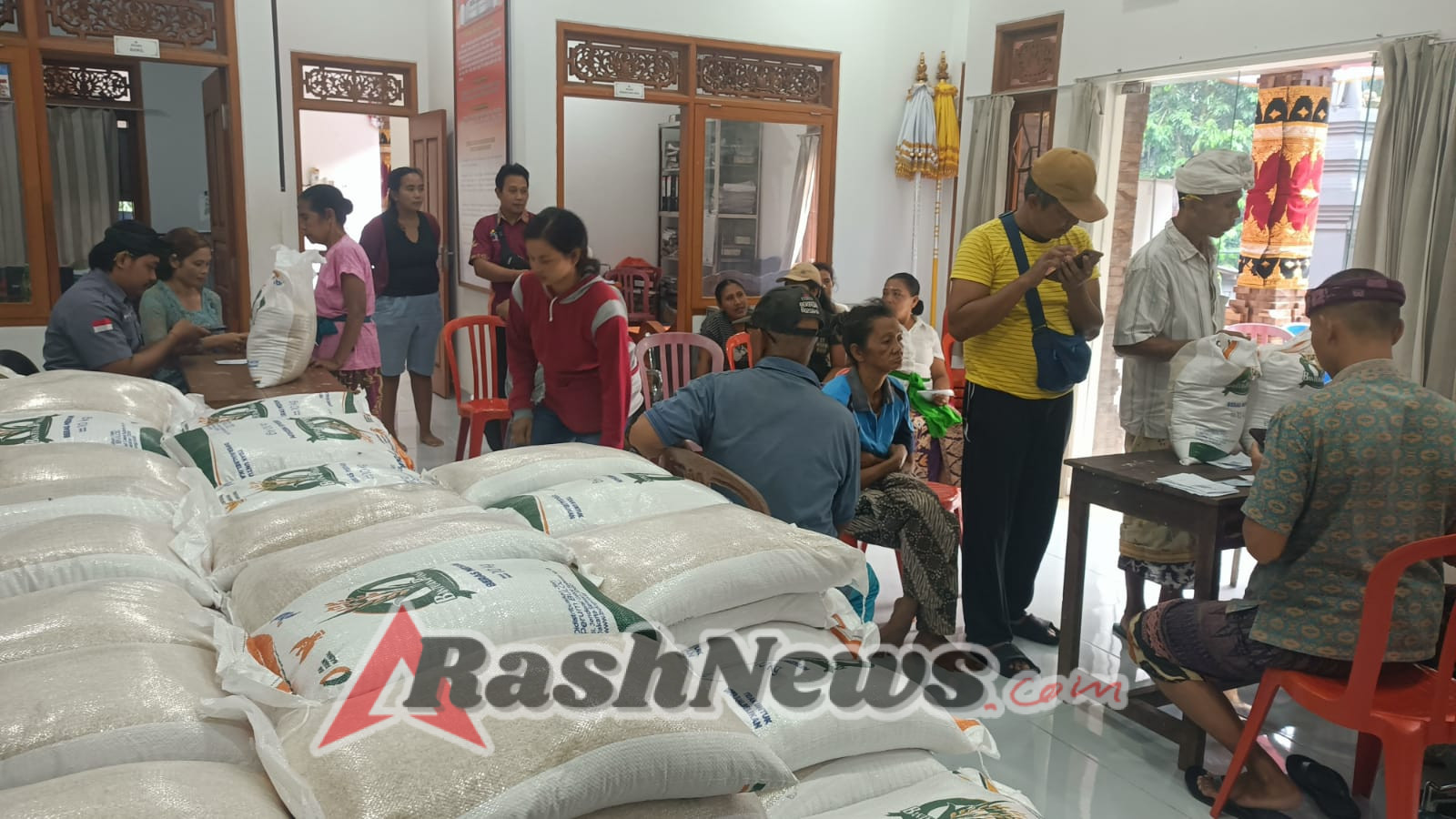 Babinsa Desa Lokasari turut amankan pendistribusian beras CPP.