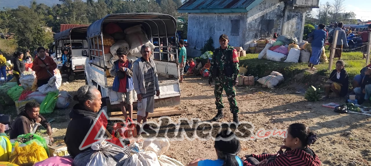 Jalin Keakraban, Babinsa Serda Agustinus Dominggus Komsos Dengan Warga Binaan di pasar