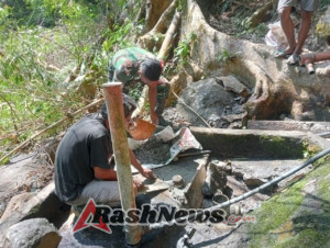 Tingkatkan Pelayanan Air Bersih, Babinsa dan Masyarakat Perbaiki Pompa Hidram di Ngada