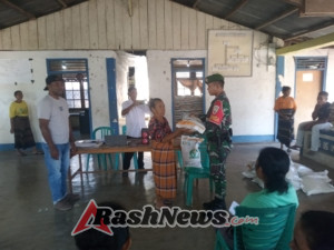 Sinergi TNI dan Pemerintah, Babinsa Ende Bantu Sukseskan Program Bantuan Pangan