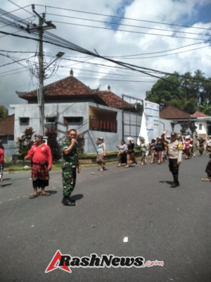 Berikan rasa aman dan nyaman, Babinsa 1623-07/Bebandem amankan upacara Ngaben.