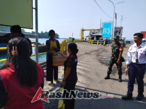 Ciptakan situasi aman dan kondusif, anggota jajaran Kodim 1623/Karangasem bersinergi periksa KTP Penumpang.