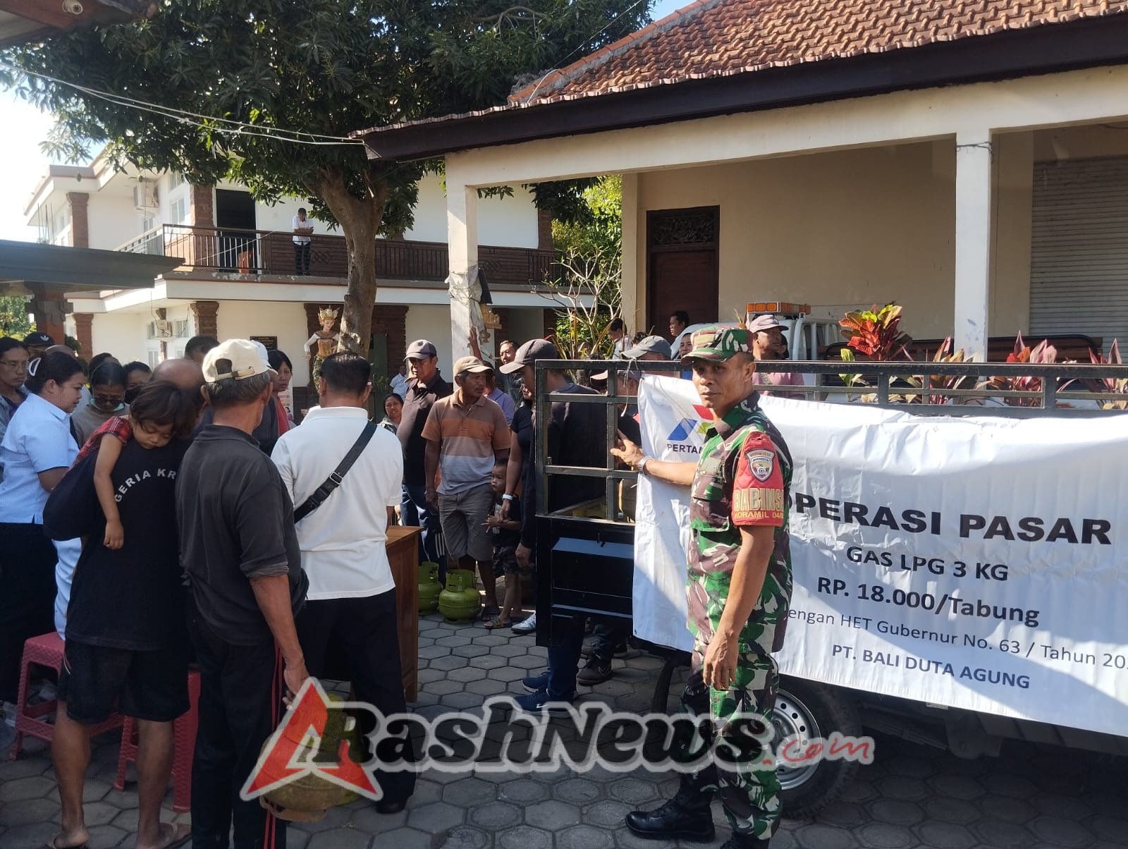 Babinsa Koramil 1616-04/Blahbatuh Aktif Dukung Distribusi Energi Bersubsidi