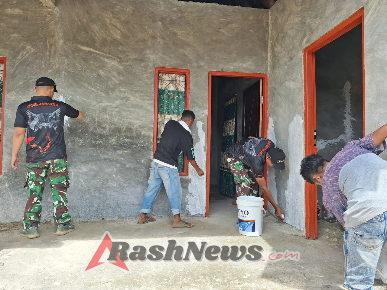 Danpos Dafala Pimpin Anggotanya Laksanakan Perehaban Rumah Warga Desa Dafala
