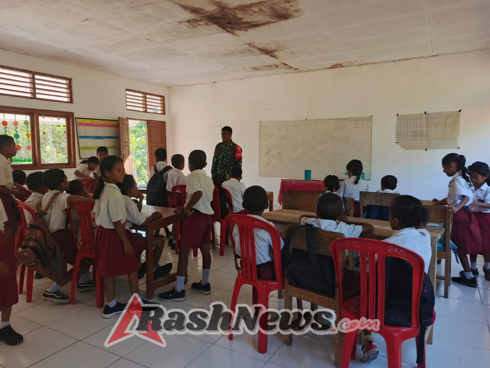 Komsos Babinsa di Detukeli: Sinergi TNI dan Dunia Pendidikan untuk Masa Depan Bangsa